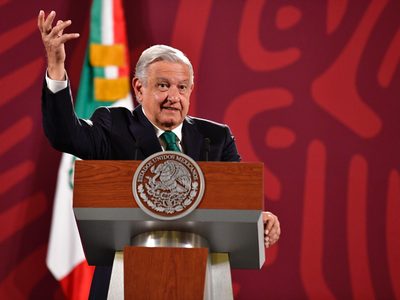 AMLO critica reportajes de Loret de Mola sobre médicos cubanos: "son refritos"