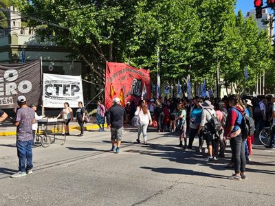 Organizaciones sociales realizan corte y acampe en Casa de Gobierno