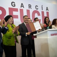 Con escoltas y el respaldo de diputados, García Harfuch se registra por Morena para la CDMX
