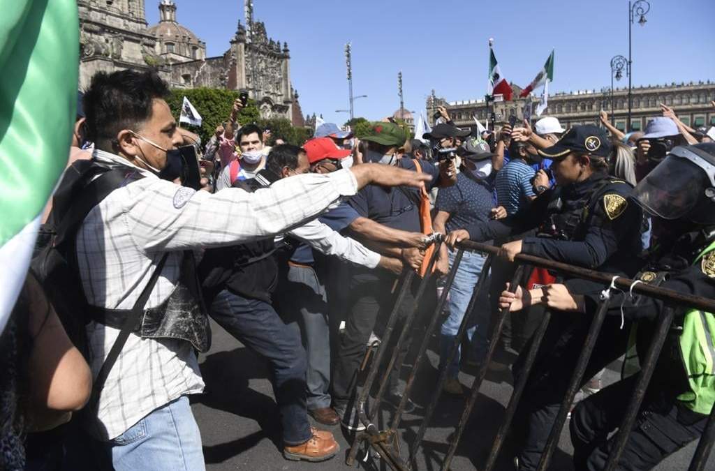 Enfrentamientos en el Zócalo durante la denominada #MarchaDelMillón.
