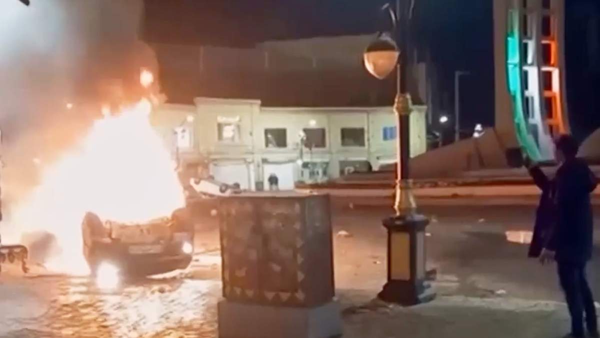 Vehículos en llamas durante una noche de protestas masivas en Zanjan, Irán