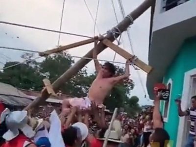 Hombre que interpretó a Jesús se salva de ser electrocutado tras partirse la cruz