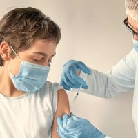 Reino Unido suspende los ensayos de la vacuna de AstraZeneca en niños
