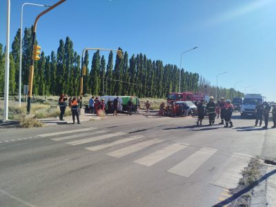 Dos personas gravemente heridas al chocar un minibus y un auto en la Ruta 22