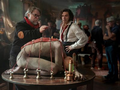 Guillermo del Toro solicita apoyo para salas de cine independiente que proyectarán Frankenstein