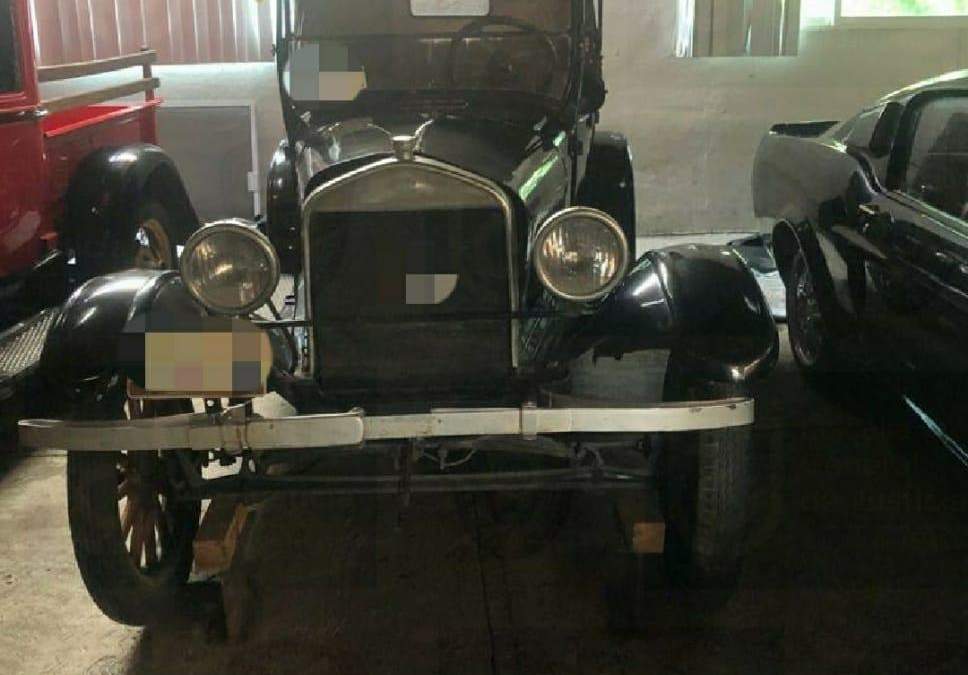 Los autos y arte decomisados en una casa de Raymundo Collins. Foto: FGJCDMX