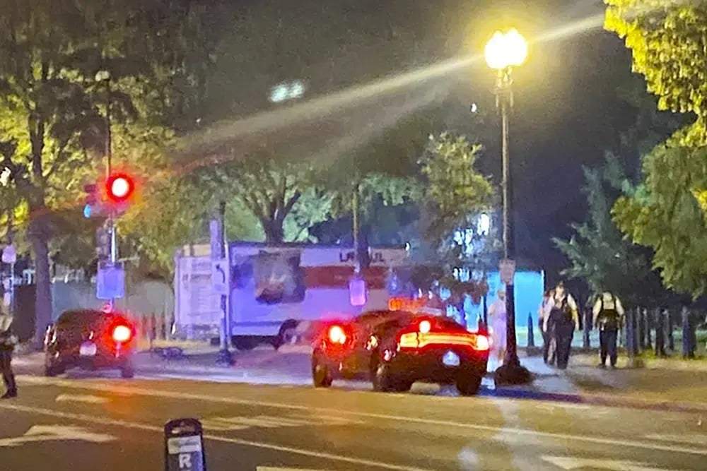 Un camión estrellado contra una barrera de seguridad en un parque frente a la Casa Blanca, Washington, 22 de mayo de 2023
