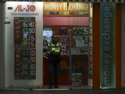 Peso pierde mientras Trump busca destituir a gobernadora de la Fed