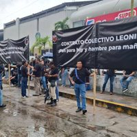 Trabajadores petroleros marchan "de luto" en Tabasco por contrato colectivo que señalan de “leonino"