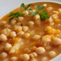 Guiso de garbanzos: bien cremoso y nutritivo, la receta otoñal que es un 10 y que nunca falla