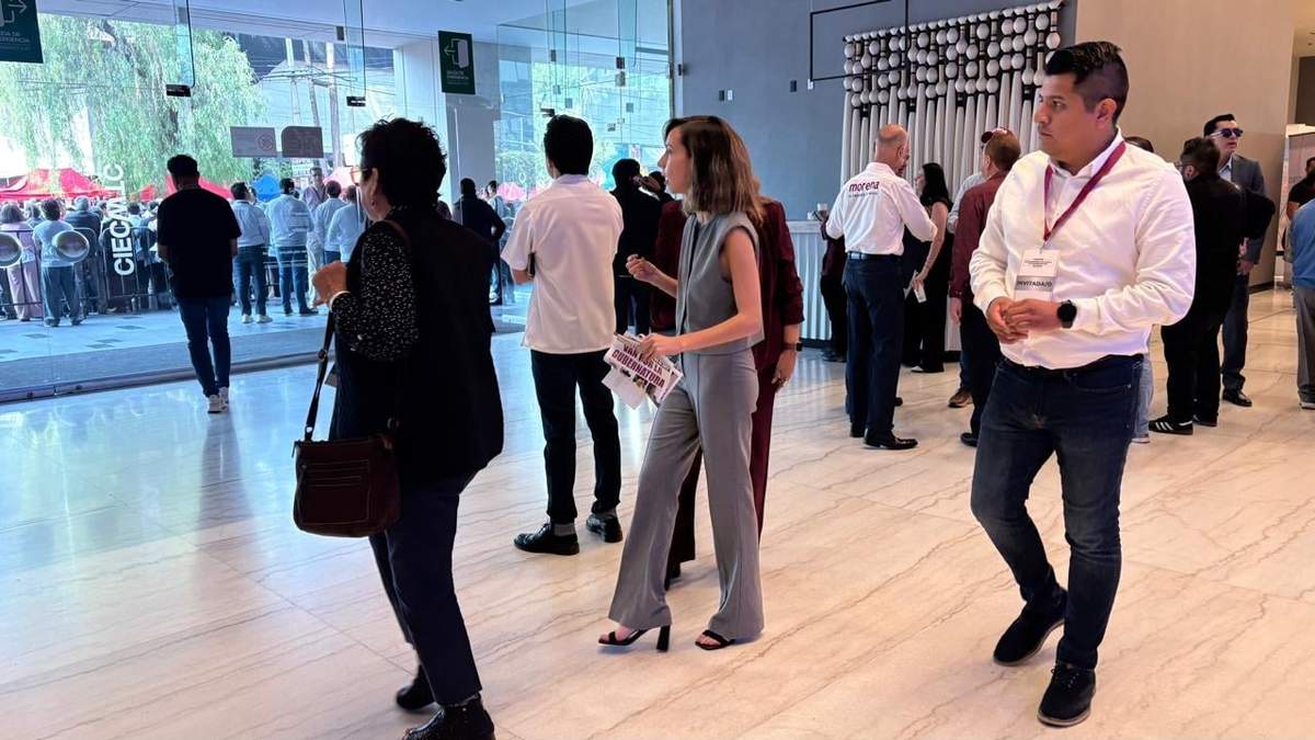 Morenistas antes del arranque de su Congreso en el WTC