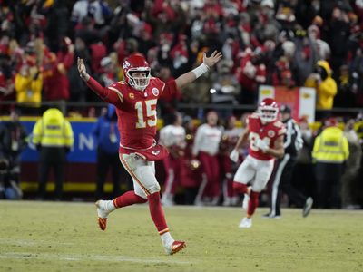 Los Chiefs avanzan a su tercer Super Bowl seguido con más magia de Mahomes al vencer 32-29 a Bills