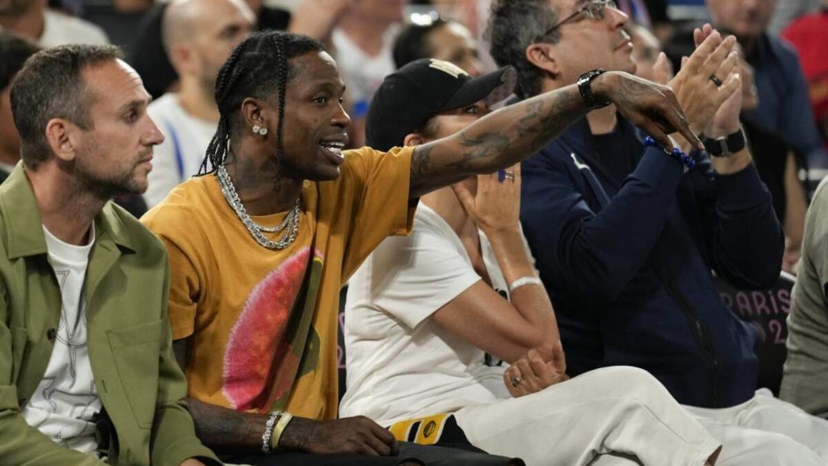 Travis Scott observa el partido de Francia contra Alemania en las semifinales de baloncesto masculino en la Arena Bercy en los Juegos Olímpicos de Verano de 2024
