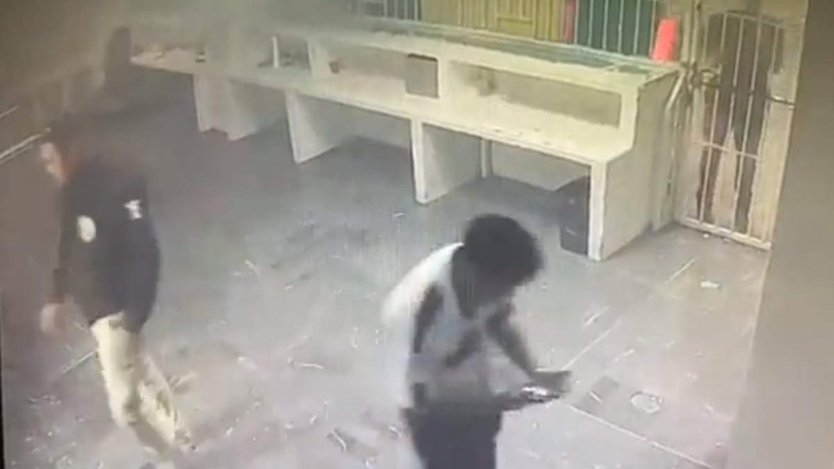 Tres agentes ignoraron a los migrantes, según se aprecia en el video grabado por cámaras de vigilancia