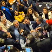 “¡Te voy a madrear!”: senadores de Morena y el PAN protagonizan riña en el pleno (Videos)