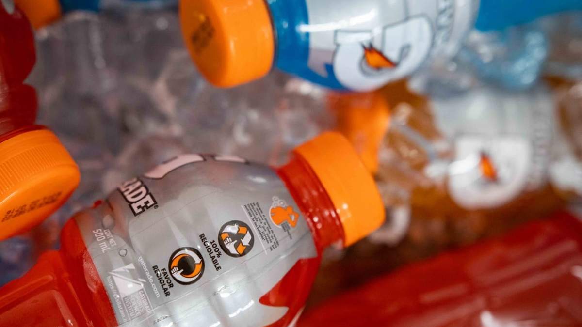Cómo reciclar botellas plásticas de jugo o Gatorade. Fuente: (X)