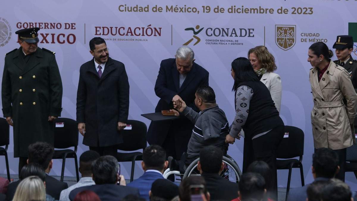 José Arnulfo Castorena Vélez recibe de AMLO el premio Nacional de Deportes 2023 por su participación en paranatación
