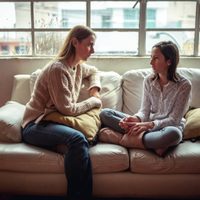 Madres que se "entrometen" en las amistades de sus hijos empeoran el mal comportamiento, según estud