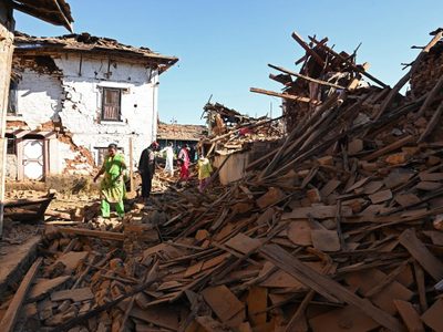 Al menos 128 muertos por sismo en el noroeste de Nepal