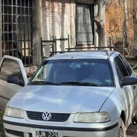 En cuestión de segundos les robaron el auto afuera de una pizzería