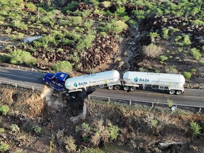 Pipa de gas queda colgada tras colapso de carretera en Mulegé, Baja California Sur