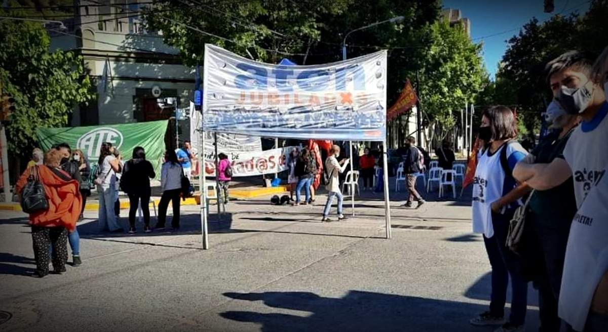 Jubilados reclaman en Neuquén. Fuente: (Twitter)