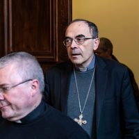 El Papa rechaza renuncia de arzobispo de Lyon condenado por encubrir a cura pederasta