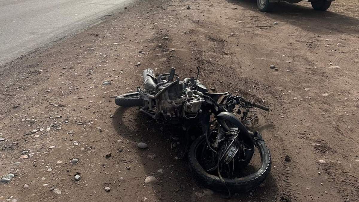 Un motociclista de 14 años murió al chocar contra un auto y una camioneta