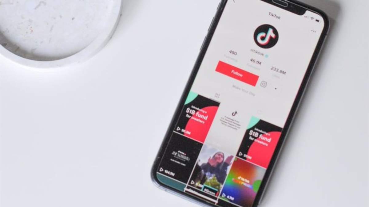 Celular con la red social TikTok