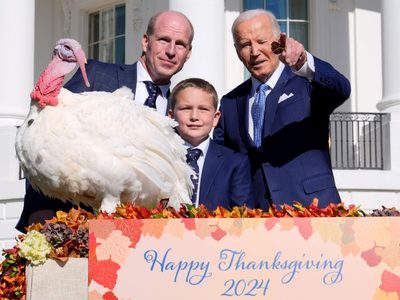 Biden indulta a pavos en su última Navidad en la Casa Blanca