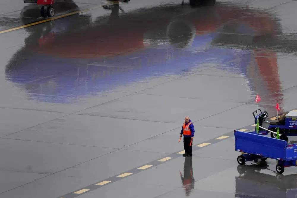 Un trabajador de apoyo terrestre realiza maniobras en el aeropuerto internacional de Phoenix el 28 de diciembre de 2022