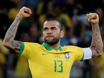 Dani Alves cargó contra Bolsonaro por la crisis del coronavirus