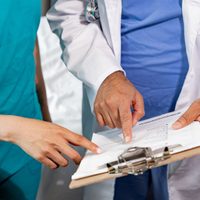 Despiden a médicos por grabar video en TikTok burlándose de pacientes