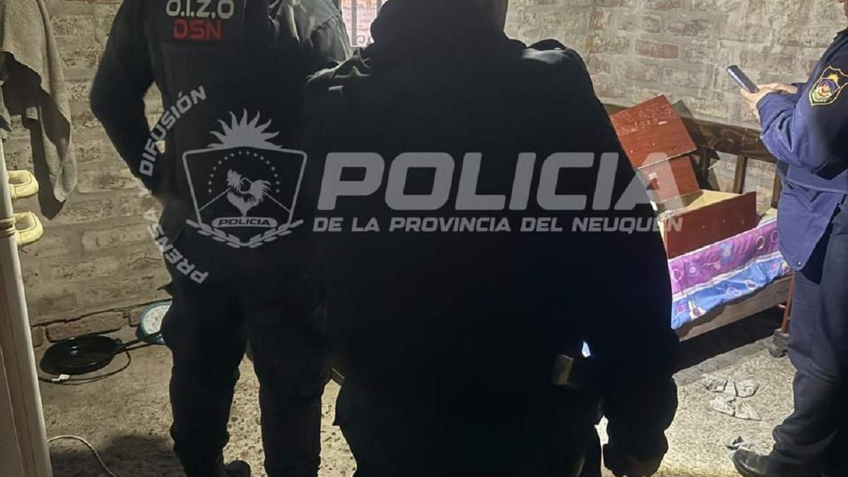 La Policía en el allanamiento a una vivienda de Valentina Norte Rural. Fuente (Policía de Neuquén)
