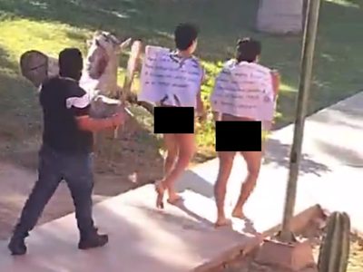 Encapuchados desnudan y golpean a dos vendedores de vapeadores en Guasave (Video)