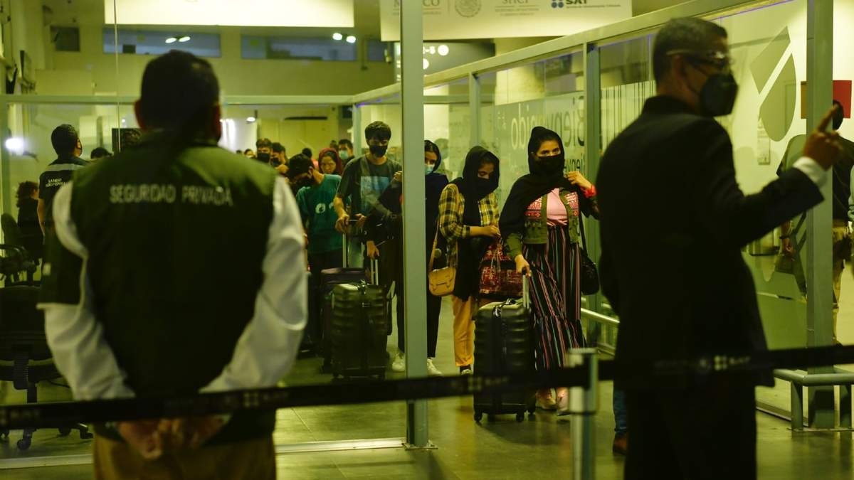 Llegada de 124 ciudadanos afganos al AICM