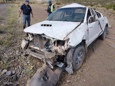 Murió una mujer al salir despedida de una camioneta durante un vuelco cerca de Las Ovejas