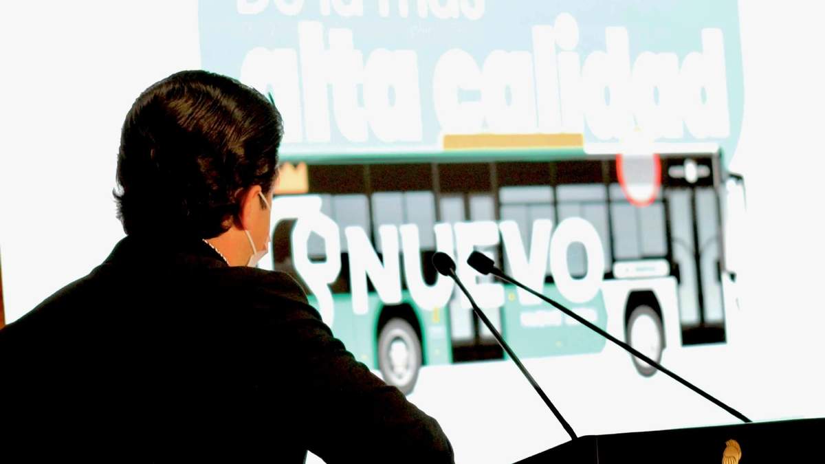 "400 serán de gas natural y comenzaremos pruebas para adquirir 110 eléctricas", anunció el mandatario