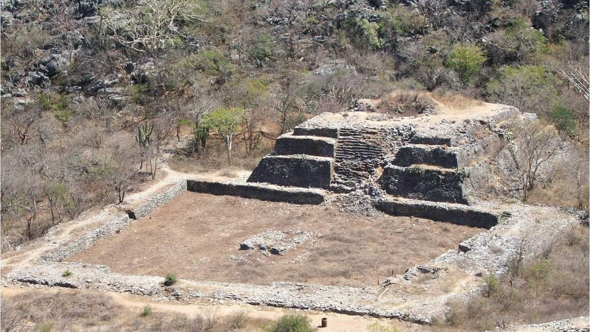 Estructura con patio y altar en Guiengola