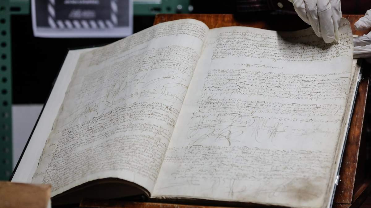 Gerardo Romero, coordinador de Investigación y Difusión del Archivo Histórico de la Ciudad de México, muestra documentos con escritura procesal encadenada