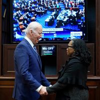 Senado de EU confirma a la primera jueza afroamericana en la Suprema Corte