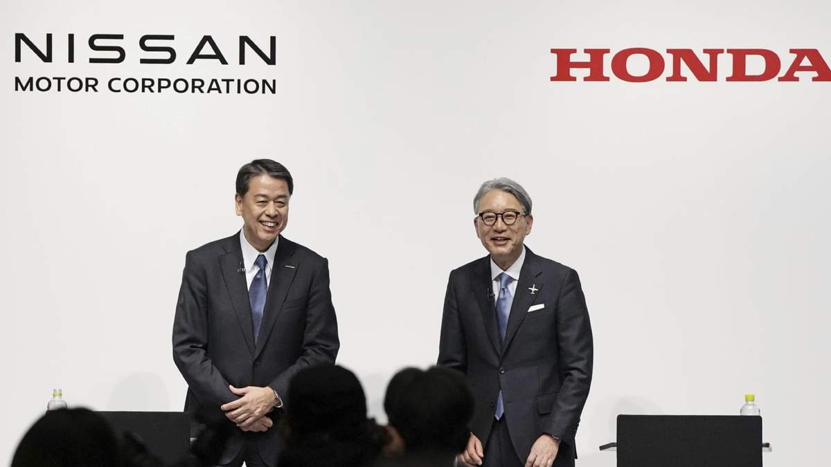 El consejero delegado de Nissan, Makoto Uchida, a la izquierda, y el presidente de Honda, Toshihiro Mibe, asisten a una rueda de prensa conjunta en Tokio, el viernes 15 de marzo