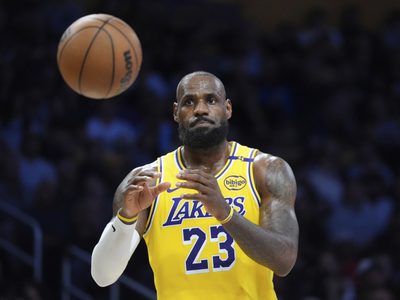 LeBron James es el primer jugador con 50 mil puntos combinados en campaña regular y playoffs