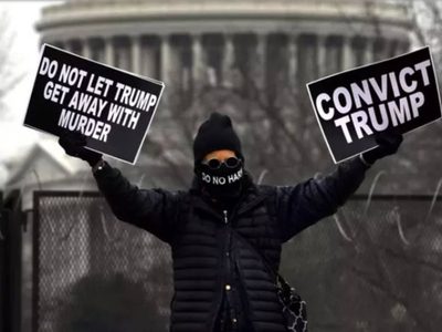 Siete policías denuncian a Trump por el asalto al Capitolio