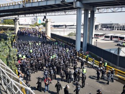 Federales bloquean acceso al AICM en demanda del pago de su finiquito