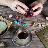 Rituales: estos son los amuletos mágicos y energéticos que debes llevar en tu cartera para atraer la abundancia