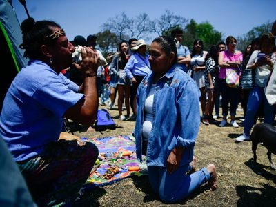 Eclipse solar en la UNAM: Un ritual masivo cuando el Sol “muere” (Videos)