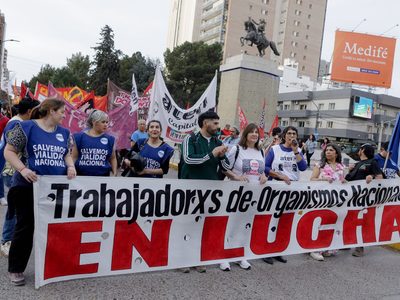 Gremios de organismos estatales y jubilados marcharon por el centro de Neuquén en contra de los vetos de Milei