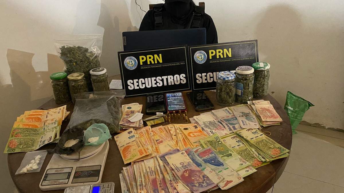 El dinero y las sustancias que eran comercializada mediante la actividad narco. Fuente: (Policía Federal)