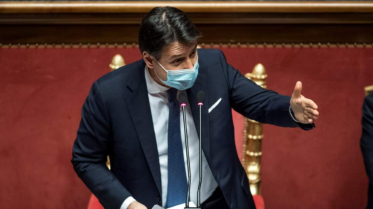 El primer ministro de Italia, Giuseppe Conte, en el hemiciclo del Parlamento italiano. Fuente: (Twitter)
